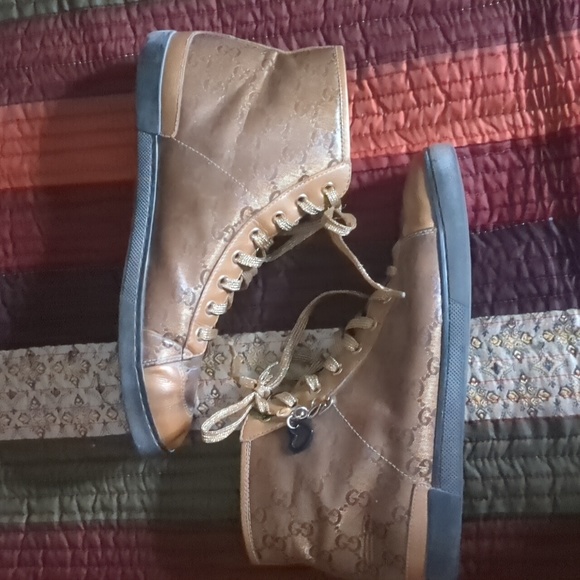 GUCCI* ladies size 38 hitop coated leather lace up round toe rubber sole sneaker - Picture 4 of 17